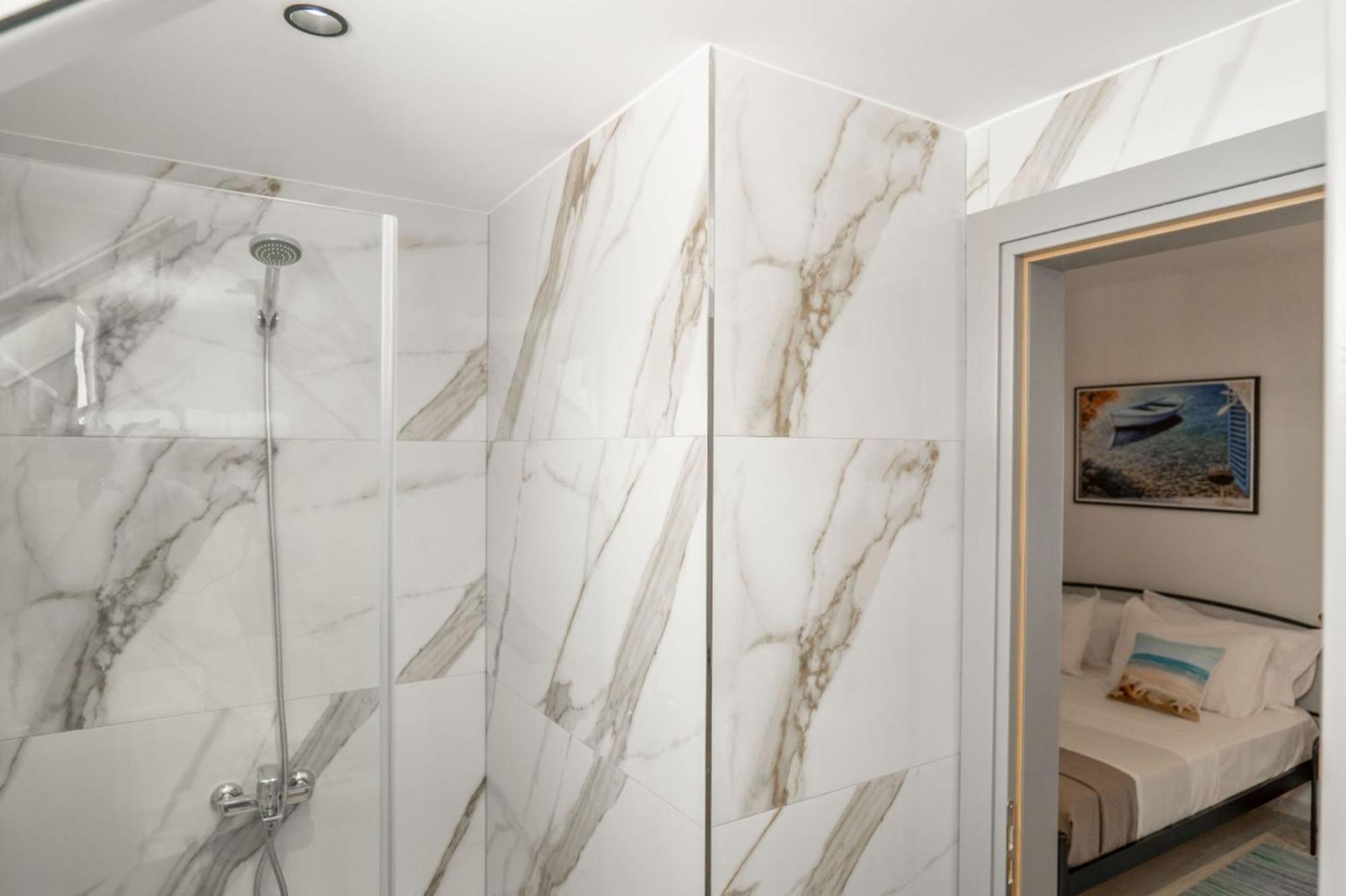 Aleksandra Apartments Sarandë エクステリア 写真