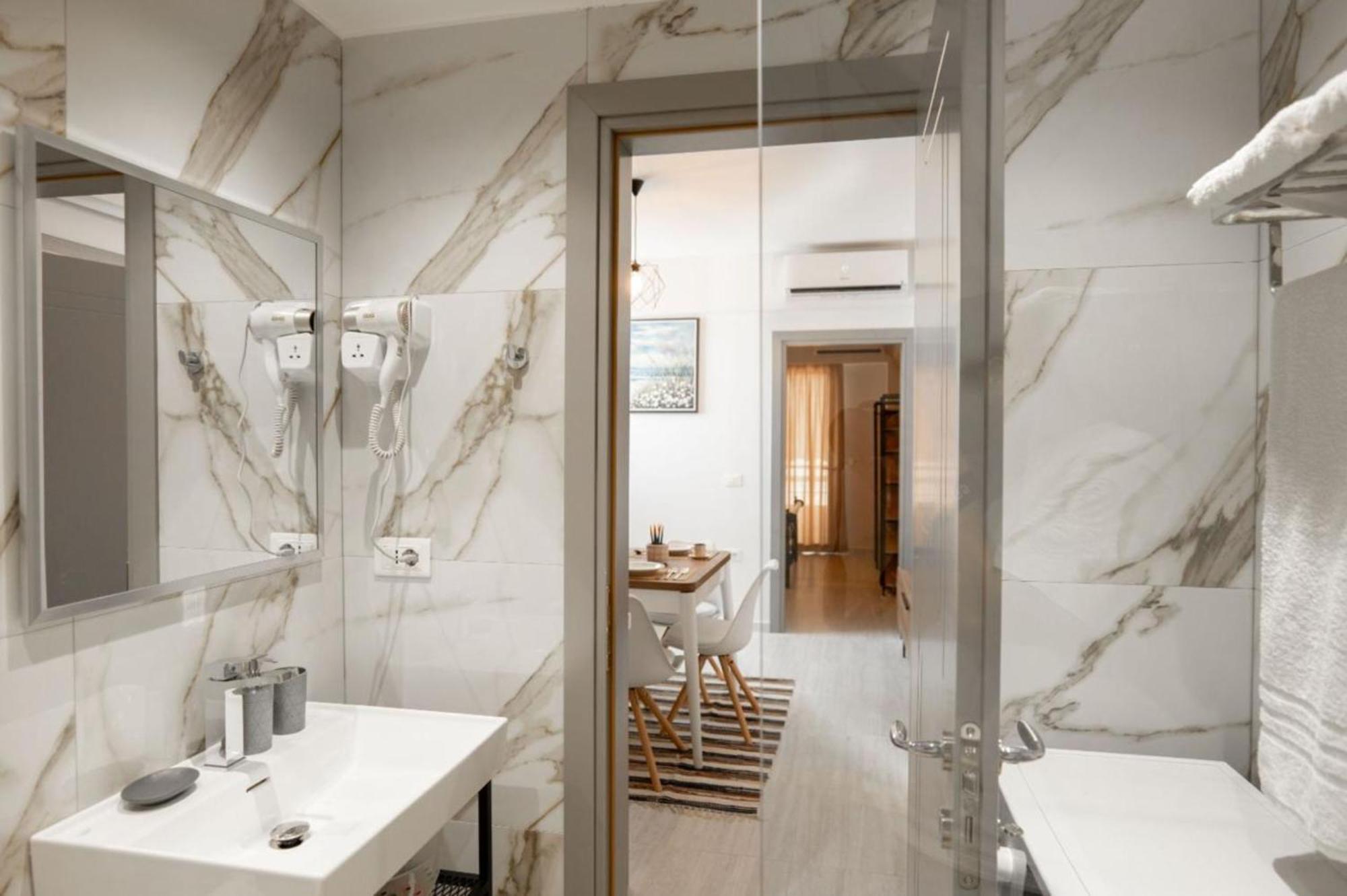 Aleksandra Apartments Sarandë エクステリア 写真