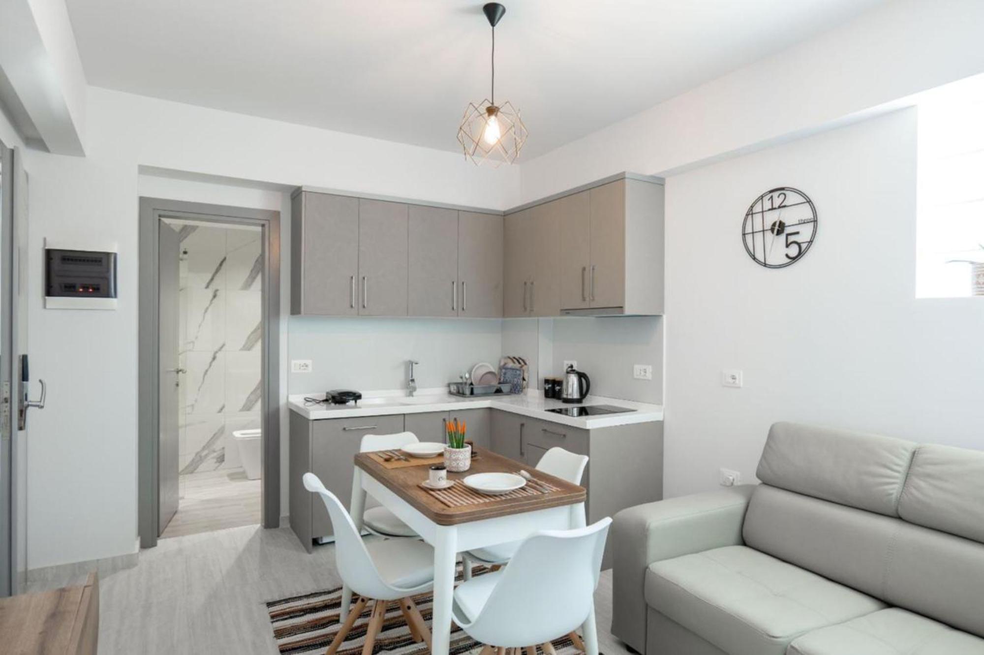 Aleksandra Apartments Sarandë エクステリア 写真